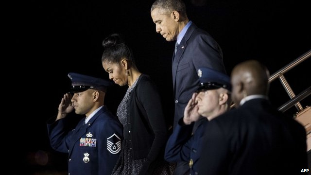 President Barack Obama and First Lady Michelle Obama walk down the stairs of Air Force One